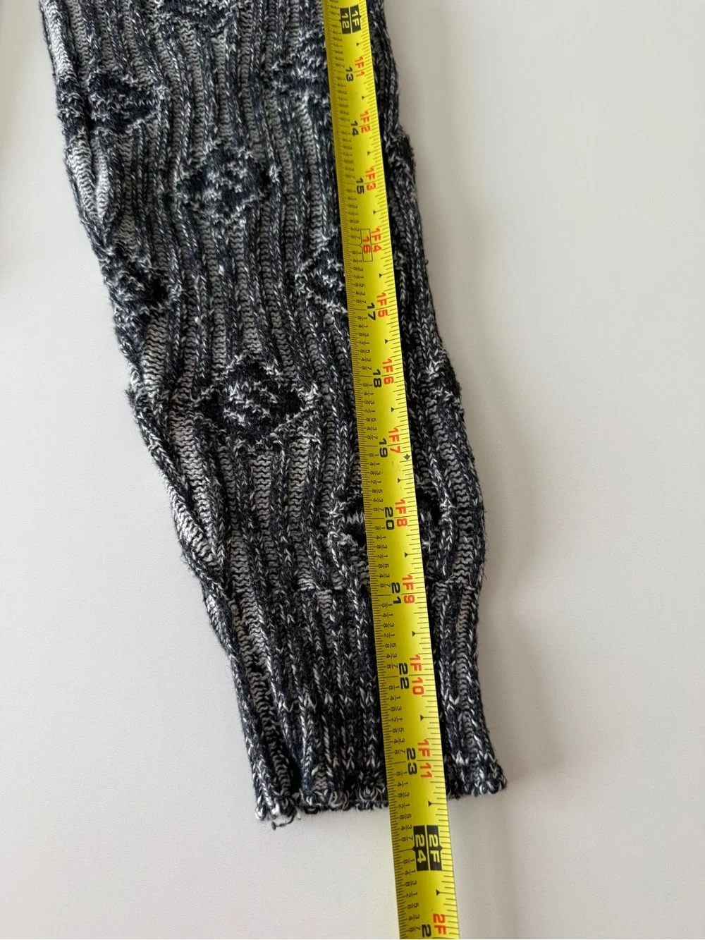 Aspetuck Trading Co. Men's Grey Patterned V-Neck Sweater- Medium